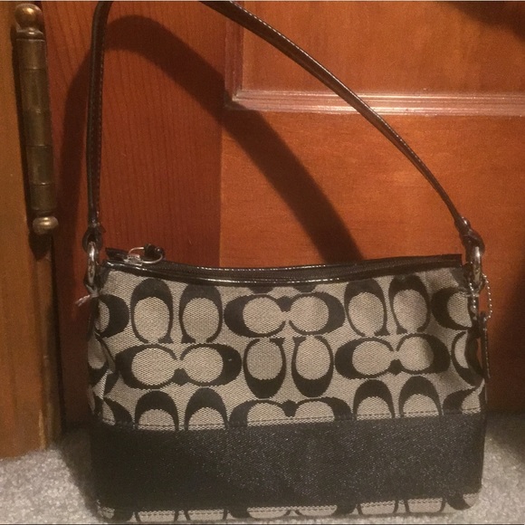 Coach Handbags - AUTHENTIC LIKE NEW COACH PURSE